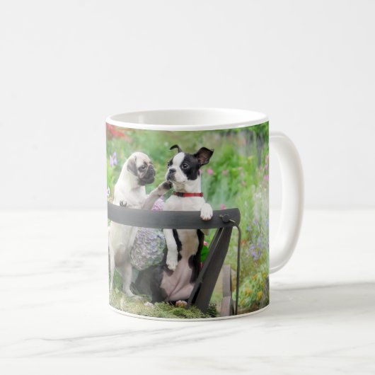 二匹の犬が一匹のパコとボストンテリアが一台の荷車に乗っている コーヒーマグカップ (正面右)