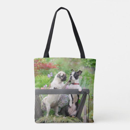 二匹の犬が一匹のパコとボストンテリアが一台の荷車に乗っている トートバッグ (裏面)
