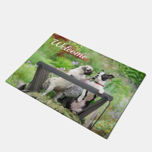 二匹の犬が一匹のパコとボストンテリアが一台の荷車に乗っている ドアマット (アングル)