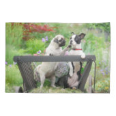 二匹の犬が一匹のパコとボストンテリアが一台の荷車に乗っている 枕カバー (裏面)