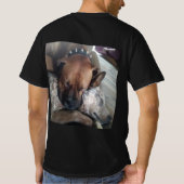 二匹の犬が平和に抱き合っている Tシャツ (裏面)