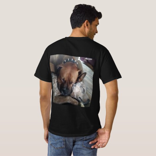 二匹の犬が平和に抱き合っている Tシャツ (裏面フル)