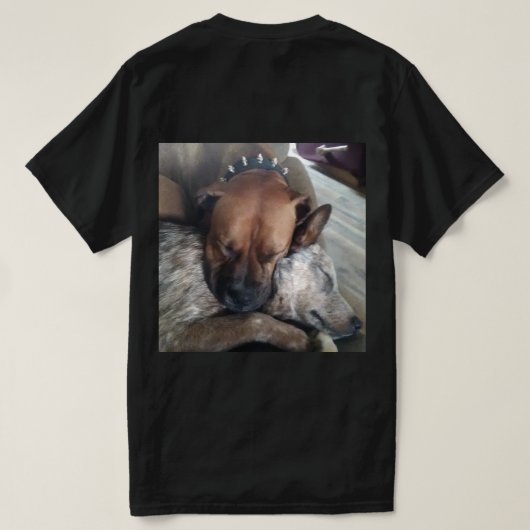 二匹の犬が平和に抱き合っている Tシャツ (デザイン裏面)