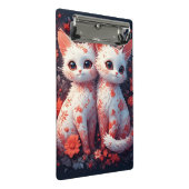 二匹の白い子猫と花 ミニクリップボード (アングル)