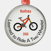 二学輪車に乗る メタルオーナメント (正面)