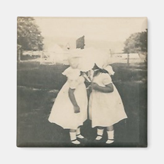 二小さな女の子キスをする磁石 マグネット (正面)