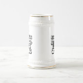 二日酔いの意見に対して責任を負わない ビールジョッキ (中央)