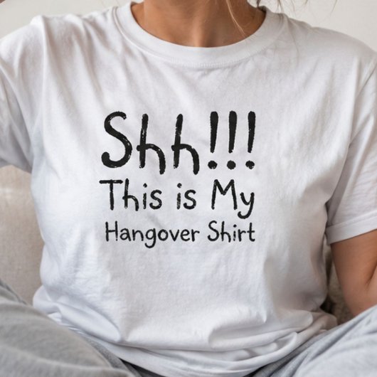 二日酔いを隠してるの Tシャツ
