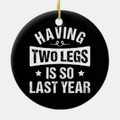 二本足で歩くのは時代遅れ - 切断記念ギフト セラミックオーナメント (裏面)