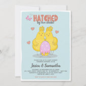 二羽のチックに孵化したピンクのレズビアン ベイビー シャワー 招待状 (正面)