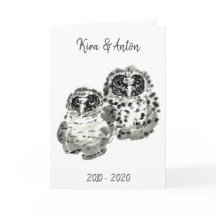 二羽のフクロウのひながインク絵画を吸う