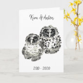 二羽のフクロウのひながインク絵画を吸う カード (黄色い花)