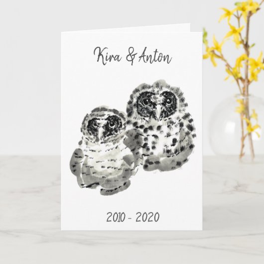 二羽のフクロウのひながインク絵画を吸う カード (黄色い花)