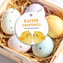 二羽の小さな鶏を持つハッピーイースター