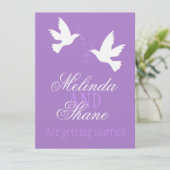 二羽の白い愛の鳥 紫のフォーマルな結婚式招待状 招待状 (スタンド正面)