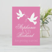 二羽の白い鳩とピンクのリボンのフォーマルな結婚式招待状 招待状 (スタンド正面)
