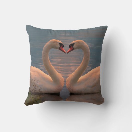 二羽の白鳥が首でハートを作ってピルを投げる クッション (裏面)