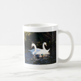 二羽の白鳥と一羽のアヒル コーヒーマグカップ