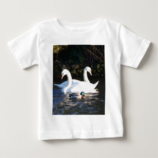 二羽の白鳥と一羽のアヒル ベビーTシャツ (正面)