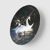 二羽の白鳥と一羽のアヒル ラウンド壁時計 (傾斜)