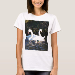 二羽の白鳥と一羽のアヒル Tシャツ