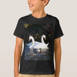 二羽の白鳥と一羽のアヒル Tシャツ