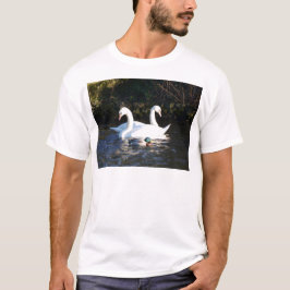 二羽の白鳥と一羽のアヒル Tシャツ