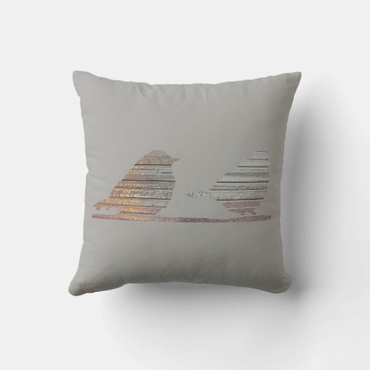 二羽の金属製の鳥をフェイク持つ灰色の枕 クッション (裏面)