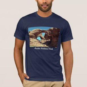 二重アーチの砂漠の景色の写真 Tシャツ
