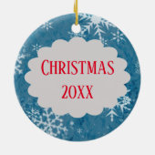 二重ジンジャーブレッドのクッキーのクリスマスwは年を示します セラミックオーナメント (裏面)