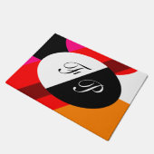 二重モノグラムのでモダンで幾何学的なカラフル ドアマット (アングル)