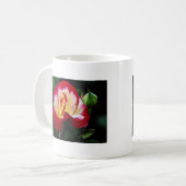 二重歓喜の雑種の茶バラの「Andeli」の白い流れ コーヒーマグカップ (正面左)