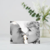 二重顔脇キスをする ポストカード (スタンド正面)