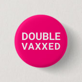 二重Vaxxedホットピンク明るい赤紫色予防接種 缶バッジ (正面)