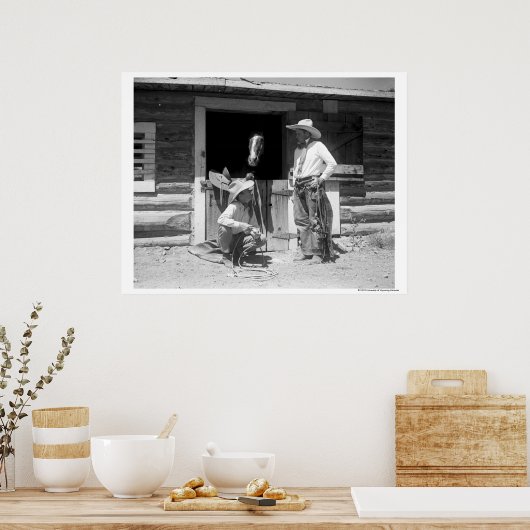 二頭のカウボーイが馬で納屋の隣に立っていた ポスター (キッチン)