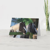 二頭のジプシー・バナー馬が柵を越えて見渡す カード (正面)