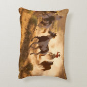 二頭の西洋のカウボーイが馬に乗り、野生のホールを鳴らす アクセントクッション (裏面(縦))