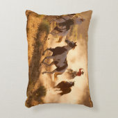 二頭の西洋のカウボーイが馬に乗り、野生のホールを鳴らす アクセントクッション (正面(垂直))