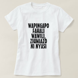 二頭の雄牛が戦うとき、それは苦しむ草である Tシャツ