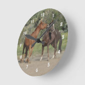 二頭の馬が遊んでいる ラウンド壁時計 (傾斜)