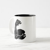 二頭筋を示す強い腕 ツートーンマグカップ (正面左)