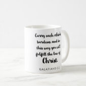 互いの重荷のマグを運んで下さい コーヒーマグカップ (正面右)