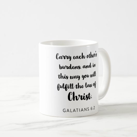 互いの重荷のマグを運んで下さい コーヒーマグカップ (正面右)