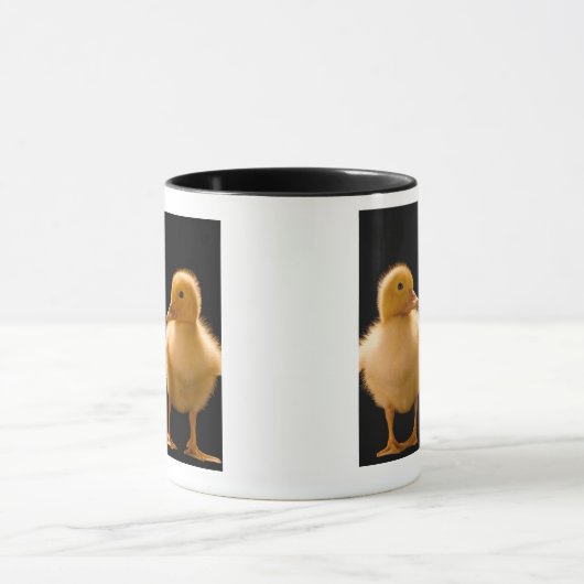 互いを見ている2羽の子ガモ マグカップ (中央)