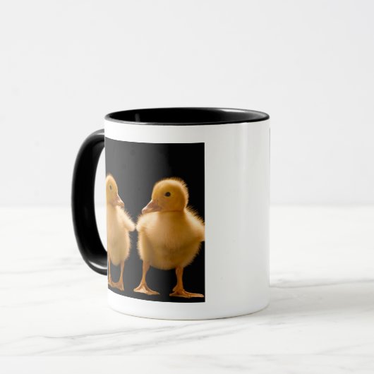 互いを見ている2羽の子ガモ マグカップ (正面左)