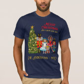 五つメリークリスマスのナツクラッカーおもしろいファミリー Tシャツ (正面)