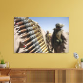 五十口径の弾薬のベルト キャンバスプリント (インサイチュ (リビング))