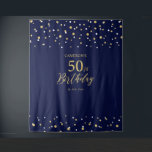 五十 |金ゴールド・ネイビー50th Birthday Party Backdrop タペストリー<br><div class="desc">このモダンタペストリーはシックなネイビーブルーと金ゴールドの誕生日パーティーに最適だ。この洗練された楽しむパーティーの背景で写真を撮り、特別な日を思い出す。このデザインは、ゴールデンタイポグラフィ「50番目の誕生日」と六角形の紙吹雪背景を備えている。名前とイベント日付の文字をパーソナライズできる。マッチング招待状とパーティー用品は私のショップBaraBomDesignで利用可能。感謝!</div>