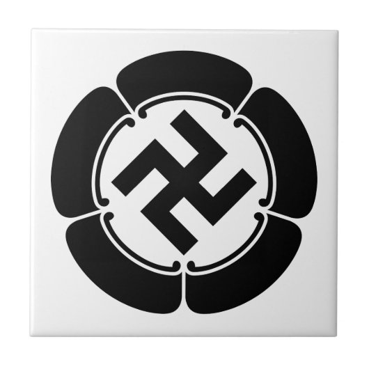 五瓜に隅立て五つ割り萬字 タイル (正面)