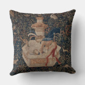 井戸の水仙、中世のタペストリー クッション (裏面)